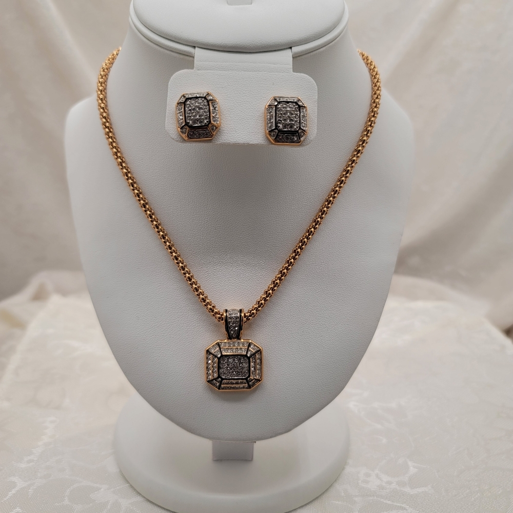 Gorgeous Swarovski Crystal Necklace & Earring Set